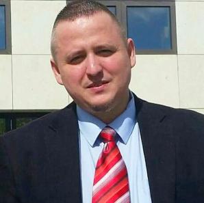 [VIDEO] Czy polskie dziecko to plecak? Tak sugeruje niemiecki sędzia, który wyrzucił dziś z użyciem policji redaktora Patriot24.net z niemieckiego sądu! Czy chce pozostawić polskiego chłopca w Niemczech u prostytutki, której polski Sąd odebrał prawa?