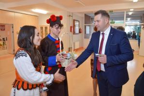 [VIDEO] Minister na spotkaniu z uczniami Zespołu Szkół oraz uczestnikami projektu Erasmus+ w Nowej Sarzynie do której przybyła młodzież z Turcji, Czech, Włoch oraz Rumunii