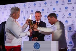 [VIDEO] Prezydent Andrzej Duda z Małżonką Agatą Kornhauser–Dudą oraz przedstawicielami Polskiego Komitetu Olimpijskiego i wybitnymi polskimi sportowcami wzięli udział w uroczystości przekazania Ognia Pokoju