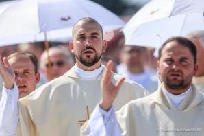 [VIDEO] W Markowej na Podkarpaciu odbyła się msza beatyfikacyjna Józefa i Wiktorii Ulmów oraz ich siedmiorga dzieci. W Eucharystii uczestniczyli Prezydent Andrzej Duda z Małżonką Agatą Kornhauser–Dudą