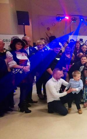 [VIDEO] Charytatywny Bal w Słońsku! Ludzie dobrego serca przeobrazili się w postacie z bajek by wesprzeć rehabilitację nóżki Mikołaja!