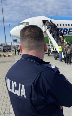 Tarnogórscy policjanci na lotnisku w Pyrzowicach. Obywatele krajów wschodu, takich jak Uzbekistan, Pakistan, Kazachstan i Azerbejdżan pragną wrócić do swojej ojczyzny