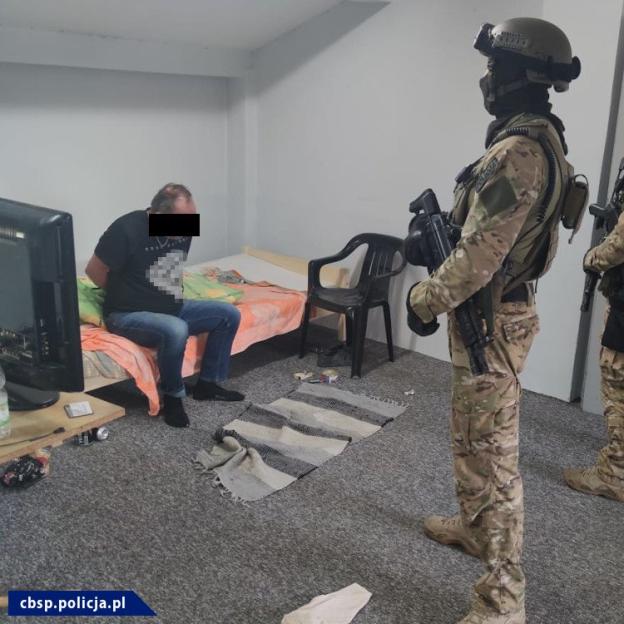 [VIDEO] Zlikwidowana grupa przestępcza, fabryka papierosów, krajalnia oraz 2 paczkowalnie. Zatrzymano 21 osób narodowości polskiej, wietnamskiej oraz chińskiej 