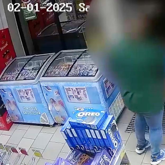 [VIDEO] Pomogli chłopcu, który w nocy spacerował w bieliźnie