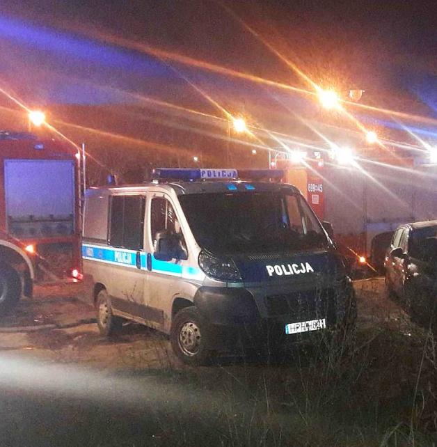 Policjanci wraz ze strażakami uratowali dwóch mężczyzn z pożaru