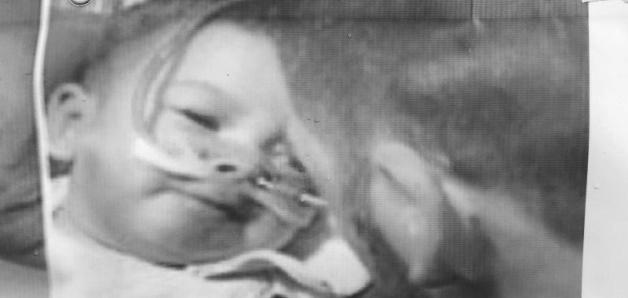 Alfie Evans odszedł. Jego ojciec przekazał, że o godzinie 2:30 w nocy jego Mały Gladiator złożył tarczę