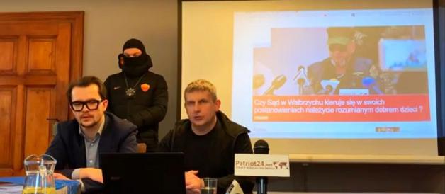[VIDEO] Czy Sąd w Wałbrzychu kieruje się w swoich postanowieniach należycie rozumianym dobrem dzieci? Konferencja Prasowa Krzysztofa Rutkowskiego dla miejscowych dziennikarzy w sprawie koszmaru dzieci w wieku 4 i 6 lat