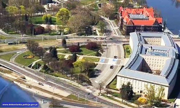 [VIDEO] Wrocław z góry – policyjny helikopter czuwa nad przestrzeganiem prawa dot. pandemii