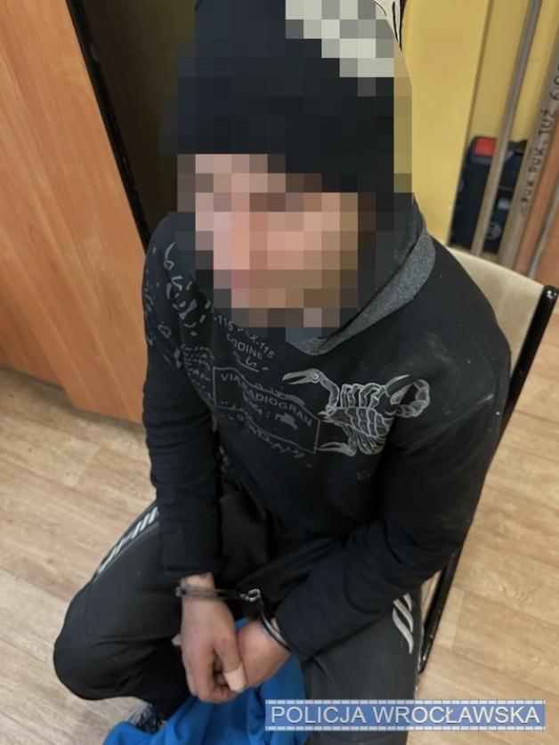 Agresor, który w biały dzień zaatakował starszą kobietę w centrum Wrocławia został zatrzymany