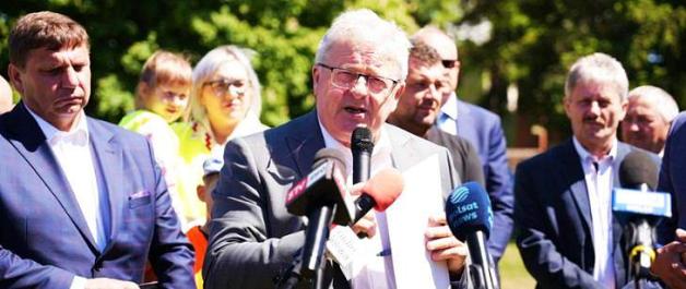 Minister rolnictwa i rozwoju wsi Czesław Siekierski uczestniczył w spotkaniu z sadownikami, które odbywało się w Skotnikach i Samborcu przed otwarciem XXXIV Święta Kwitnącej Jabłoni